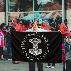 Drapeau motif Marteau de Thor entouré de runes. Brandi avec fièreté.