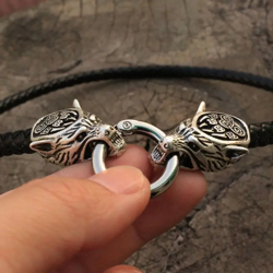Collier cuir et métal Marteau de Thor têtes de loups. détail têtes de loup