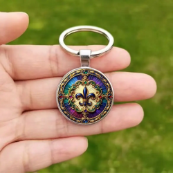 Porte-clés Fleur de Lys. Vue sur main.